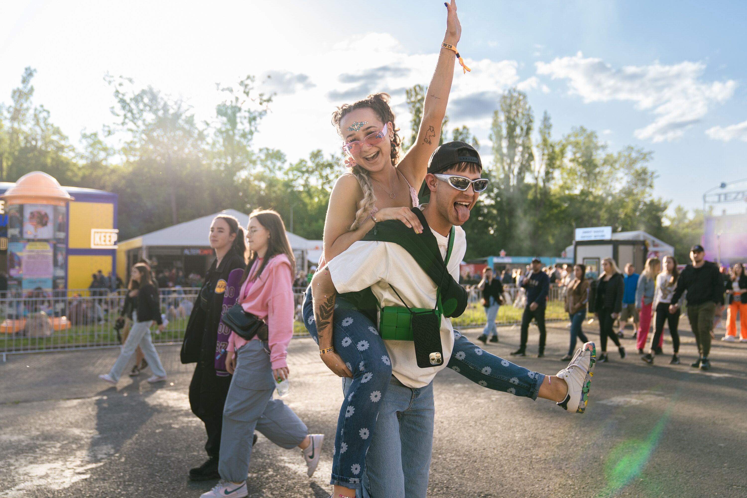 A couple of festival goers during the Orange Warsaw Festival 2023