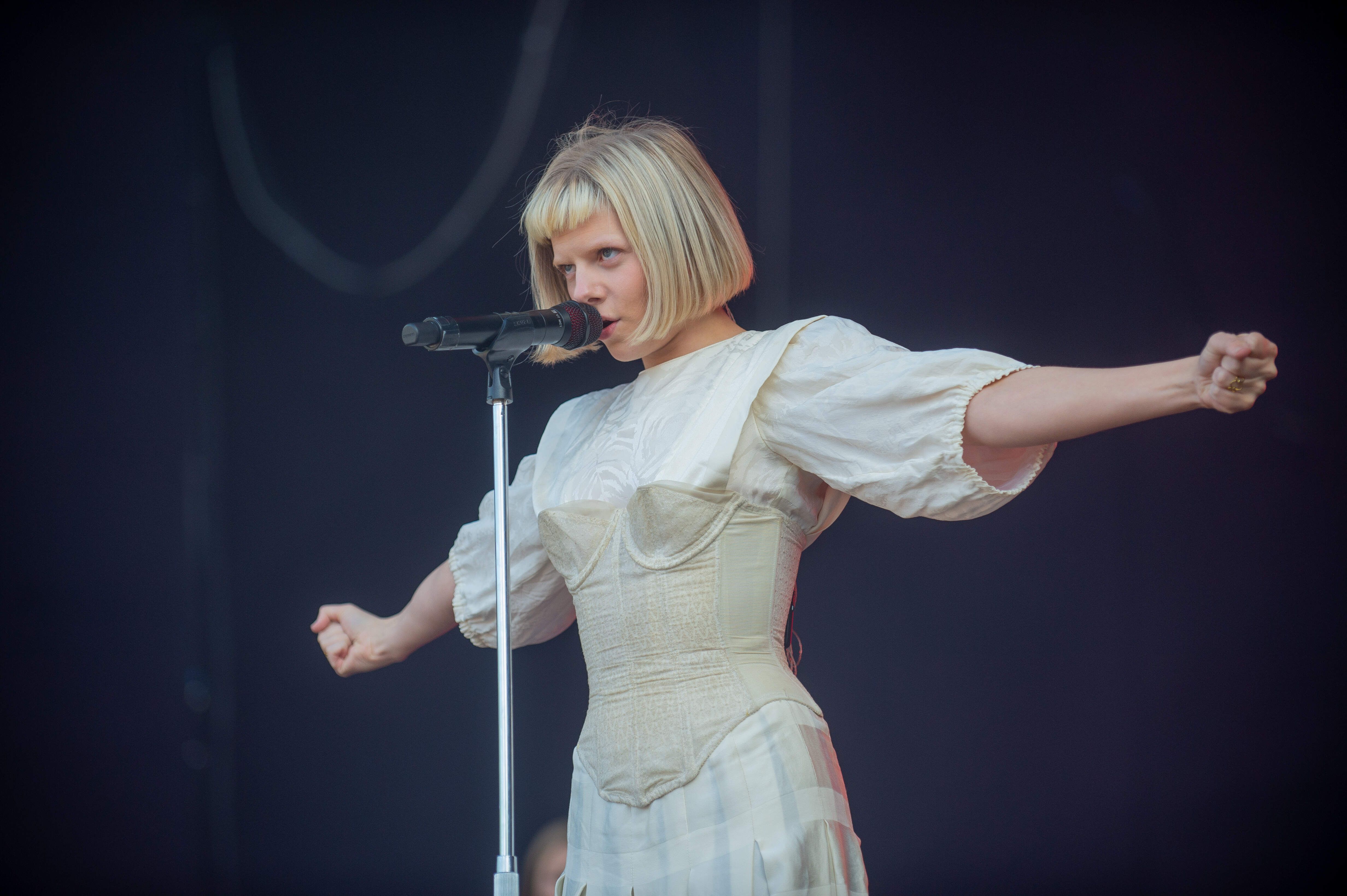 Aurora podczas swojego koncertu na Orange Warsaw Festival 2023