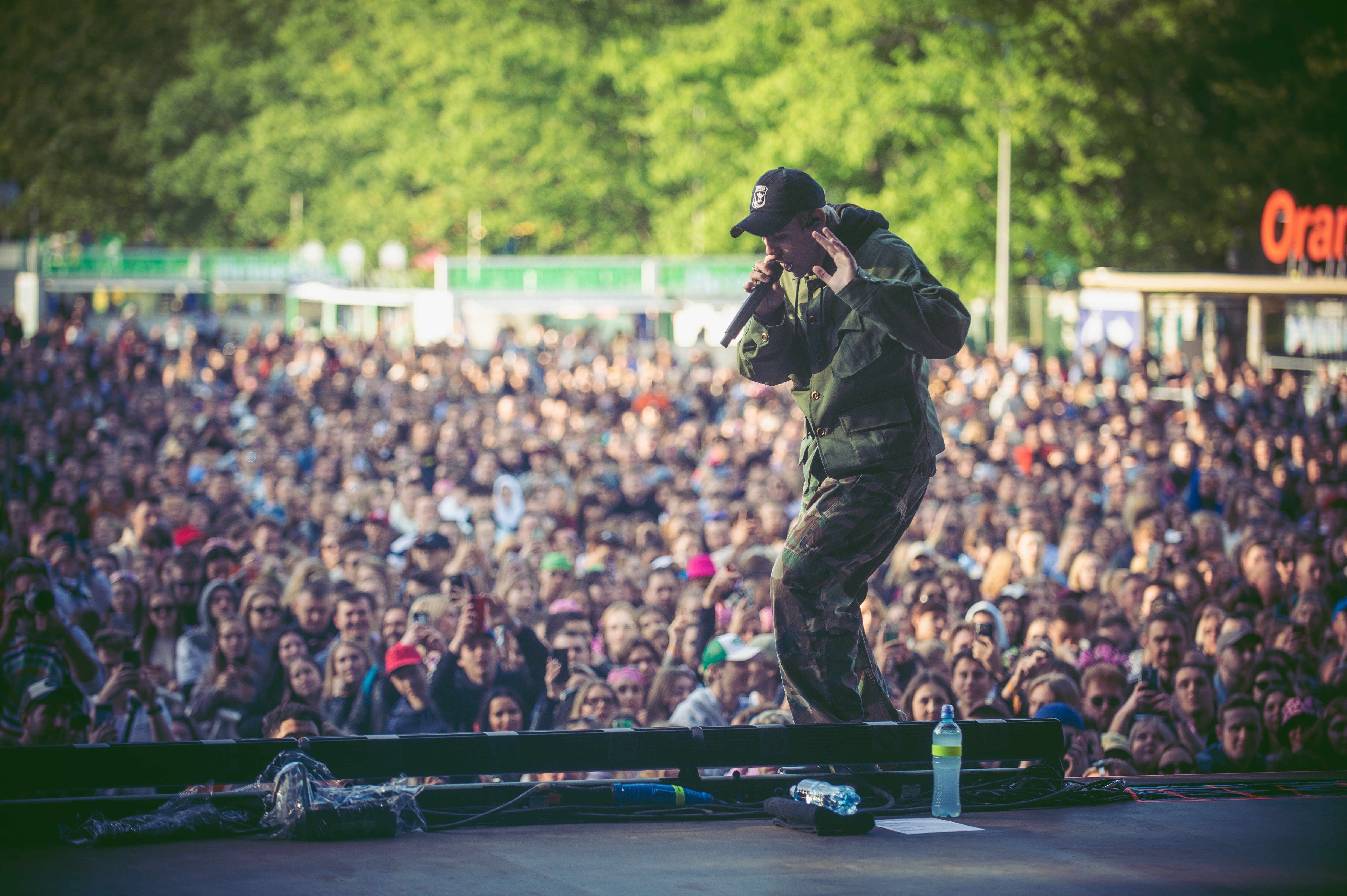 The Kid LAROI against the background of festival participants during Orange Warsaw Festival 2023