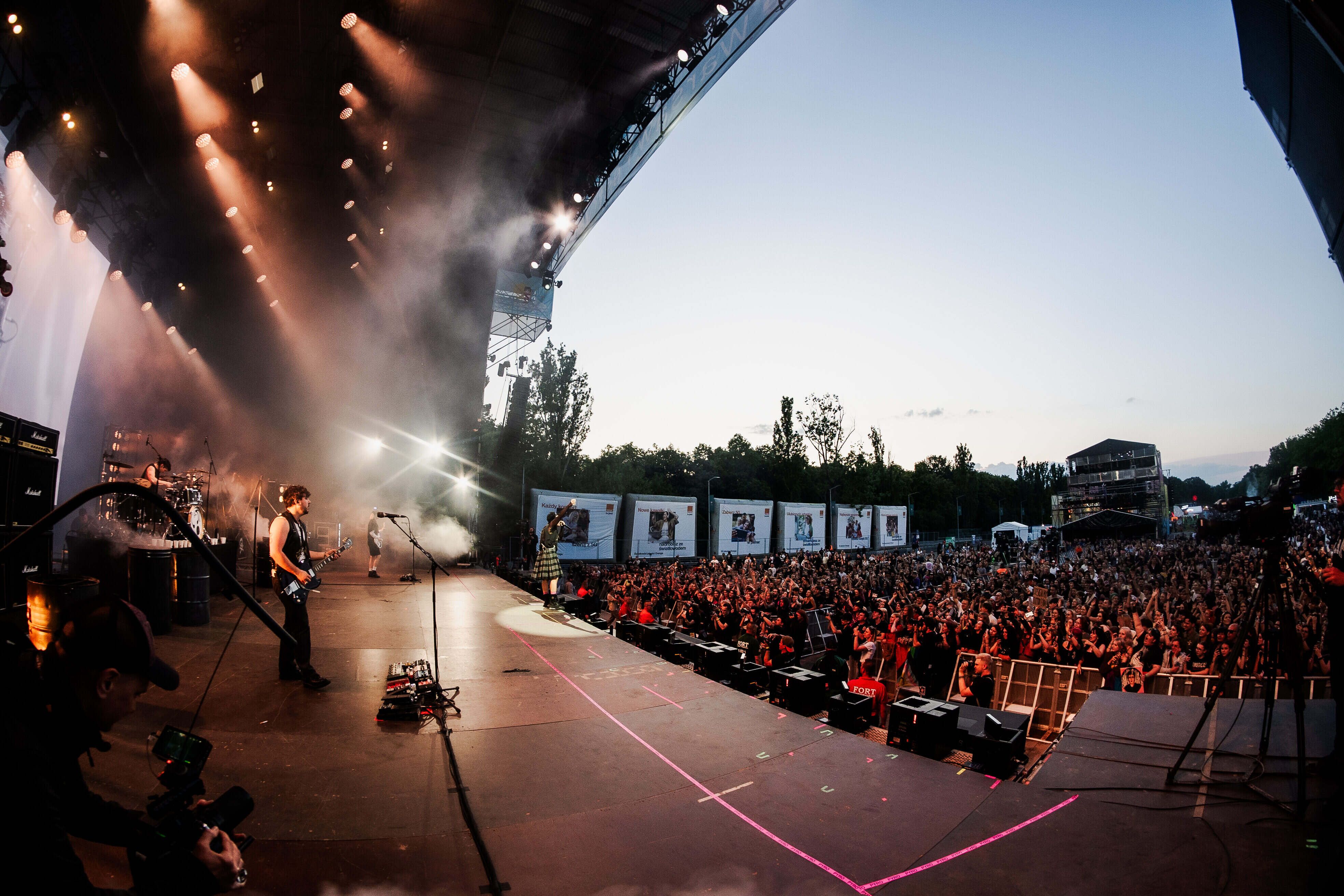 Widok z Orange Stage na publiczność podczas koncertu Yungblud'a